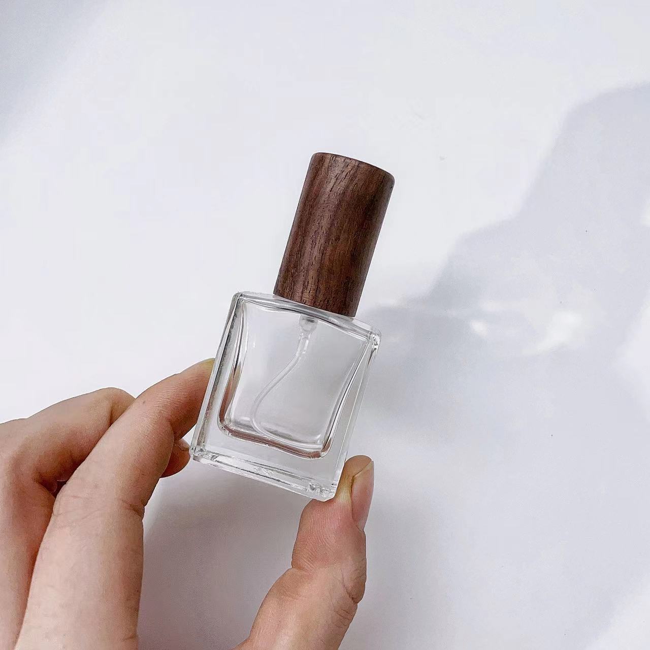 زجاجة بخاخ عطر من الزجاج السمي - مراجعة Perfume Fragrance Liquid وسعره