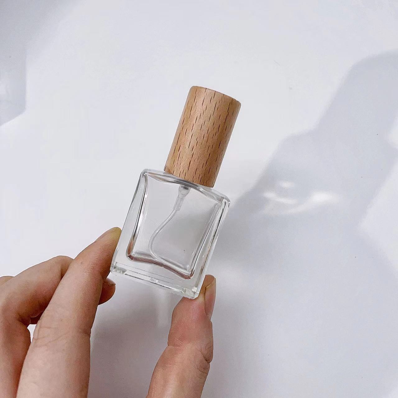 زجاجة بخاخ عطر من الزجاج السمي - مراجعة Perfume Fragrance Liquid وسعره